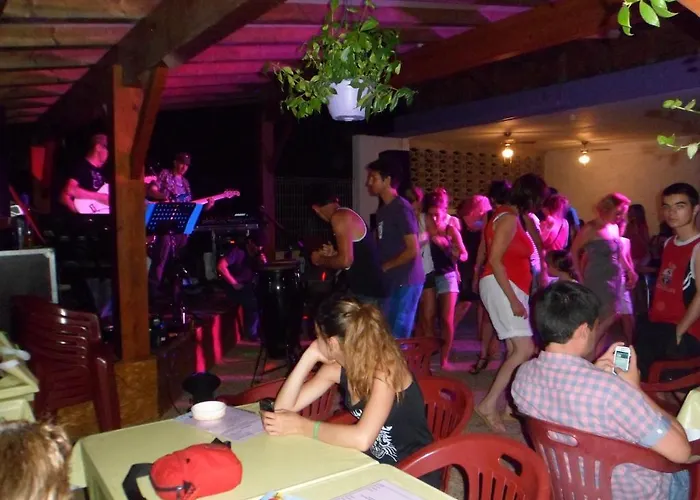 Rives Des Corbieres Parque de Campismo